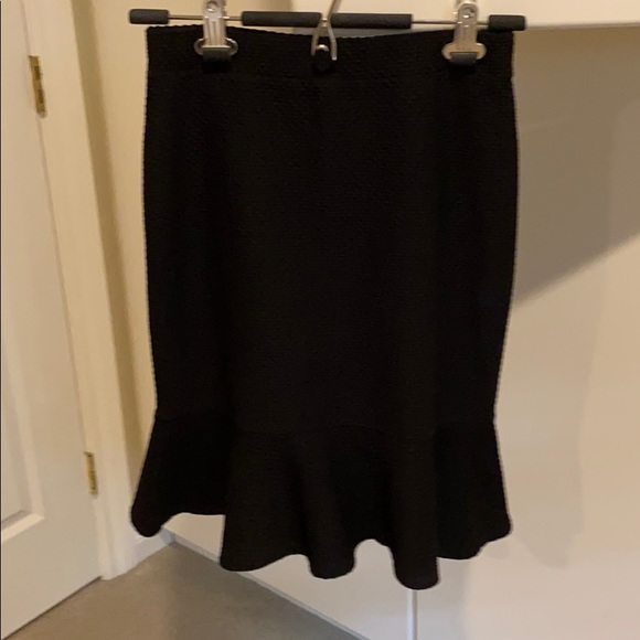 Black skirt wavy hemline. - Picture 3 of 6